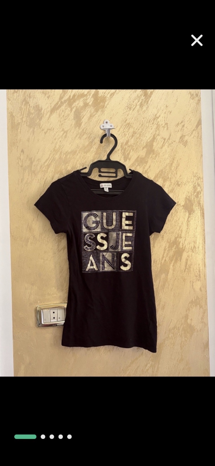 T-shirt Guess noir avec logo métallique brillant sur le devant