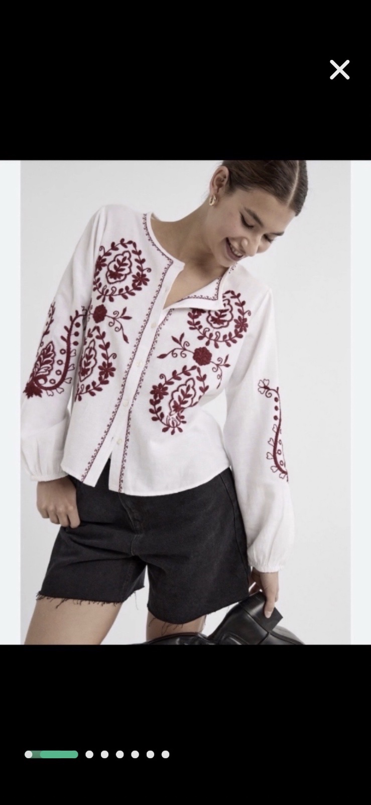 Blouse Stradivarius blanche arbore une broderie florale bordeaux détaillée
