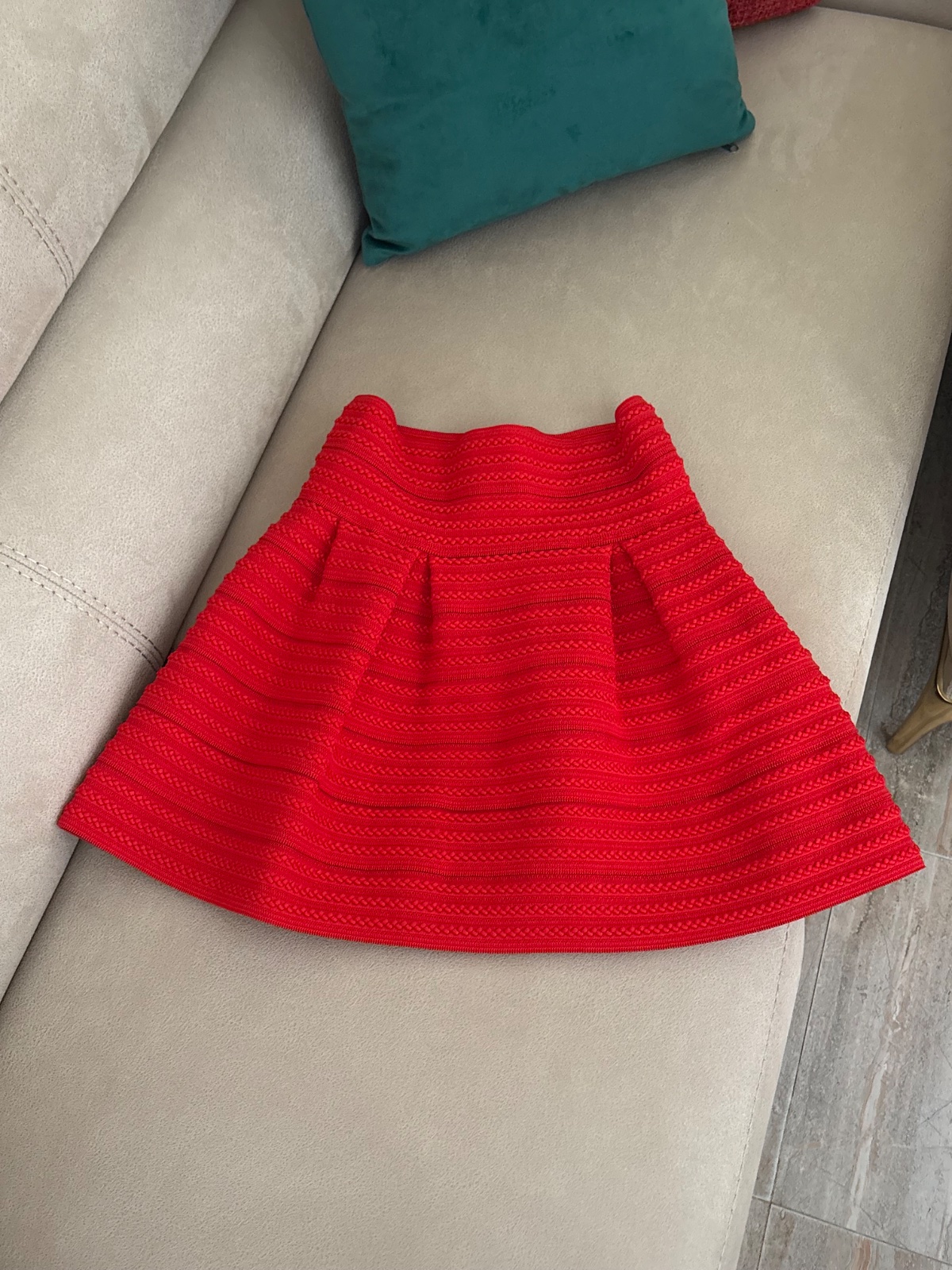 Jupe H&M trapeze patineuse de couleur rouge vif