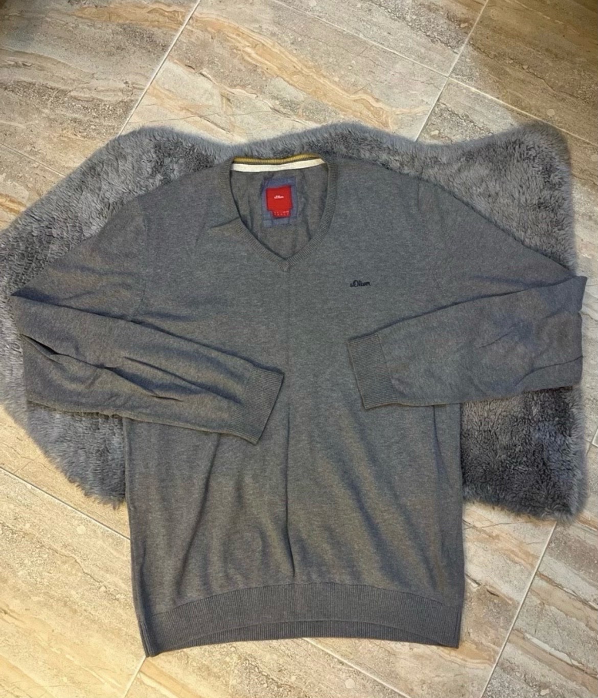 Pull s.Oliver modele à col V,avec le logo brodé sur le côté gauche de la poitrine