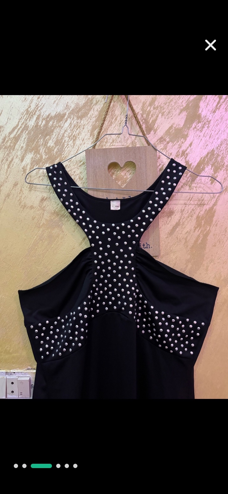 Robe soirée sexy noire sans manches ornée de perles blanches
