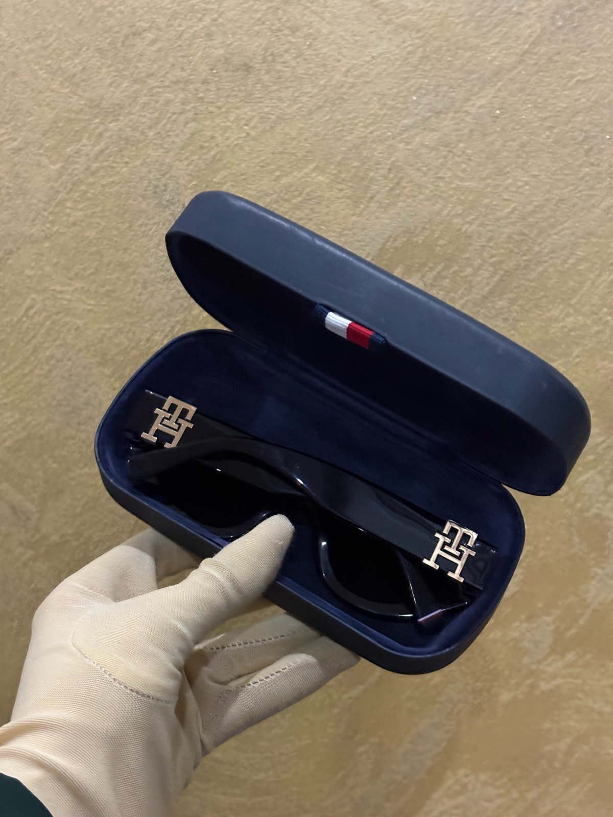 Lunettes de soleil Tommy Hilfiger original pour femme numéro de série TH 1979/S en acétate noir, ornées d'un monogramme doré « TH » sur les branches