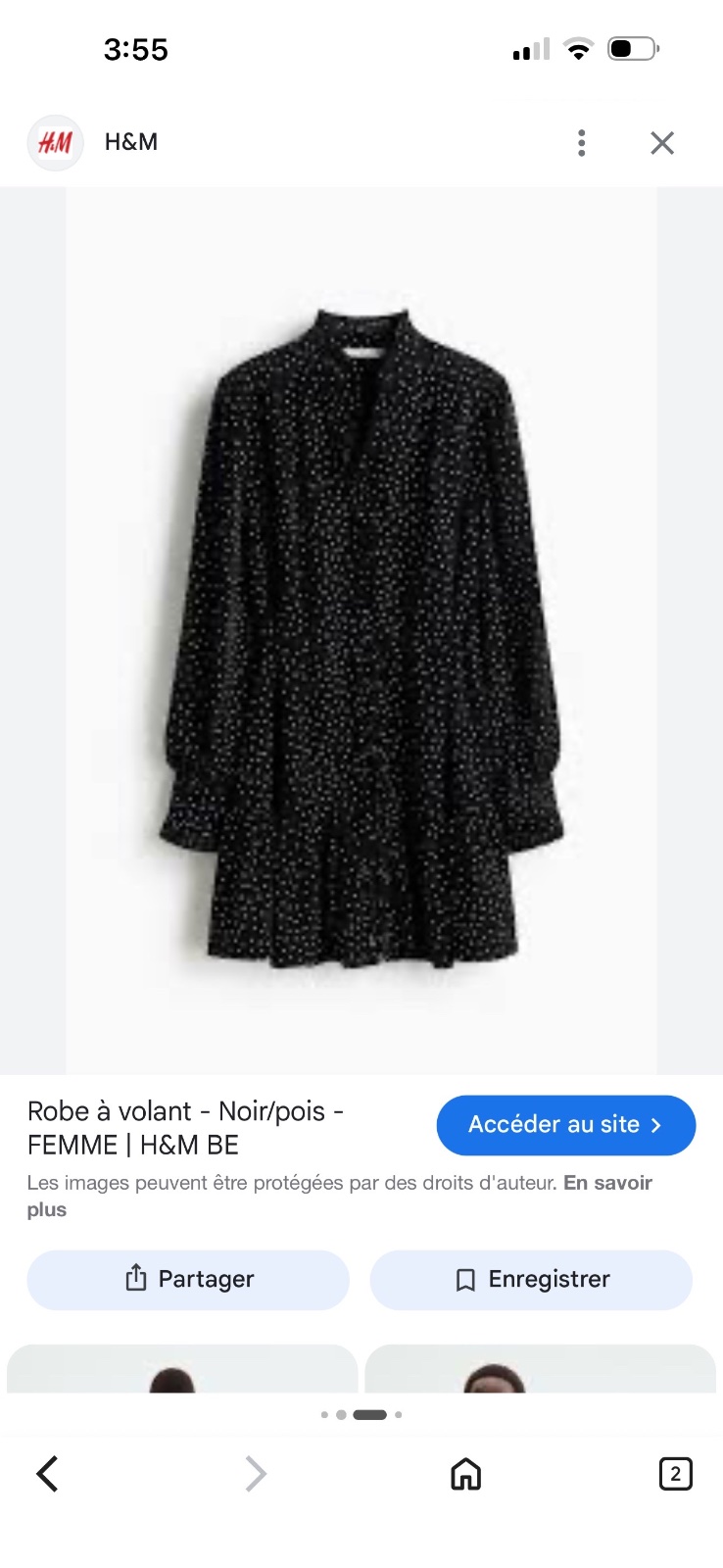 Blouse noire à pois blancs de la marque Janina  par son col Henley et sa patte de boutonnage 