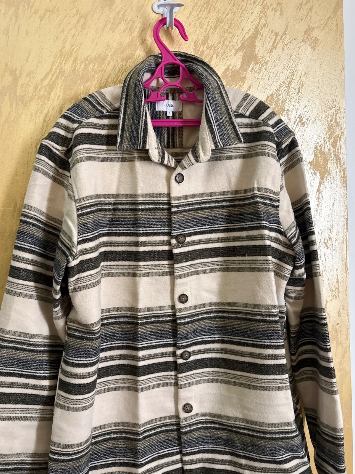Veste-gilet de la marque Jules à rayures horizontales beiges, brunes et noires présente un col classique et une fermeture boutonnée à l'avant