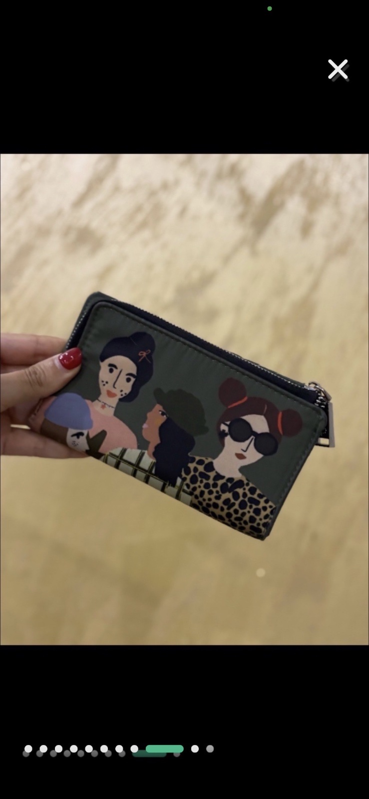 Portefeuille Parfois kaki avec un imprimé de personnages illustrés sur le devant