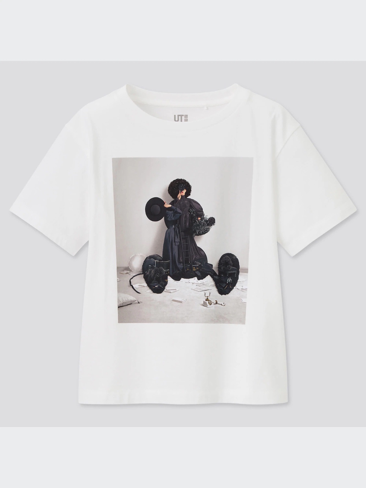 T-shirt blanc modèle de la collection Uniqlo UT présentant un graphisme exclusif de Minnie Mouse par l'artiste Yuni Yoshida