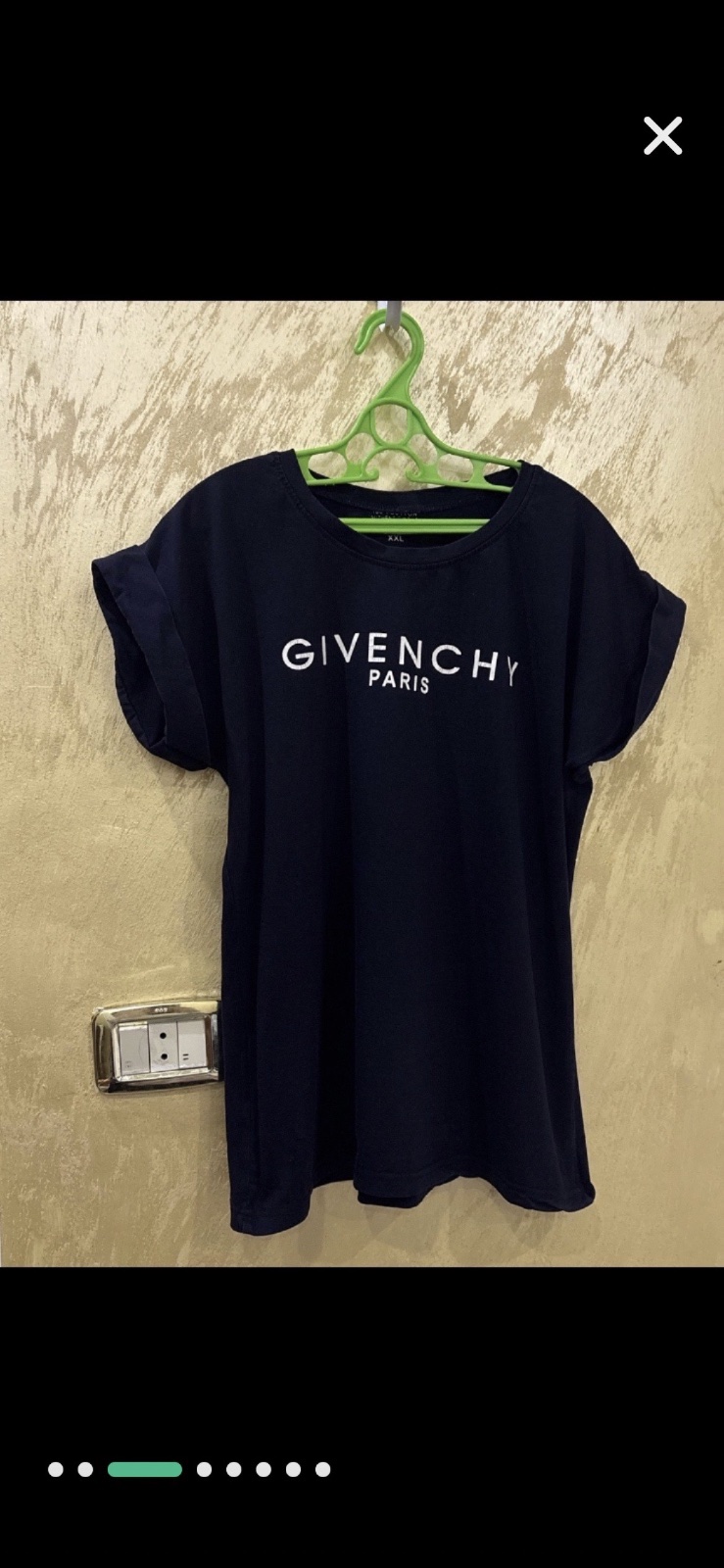 T-shirt Givenchy Paris noir arbore un logo blanc contrastant imprimé sur la poitrine