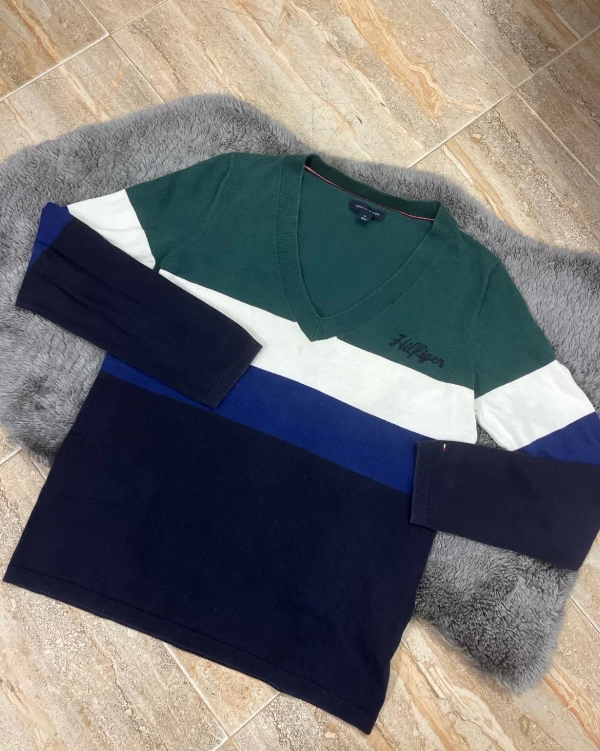 Pull à col en V Tommy Hilfiger pour femme présente un motif a rayures horizontales de couleur vert, blanc et bleu marine, avec le logo de la marque brodé sur la poitrine