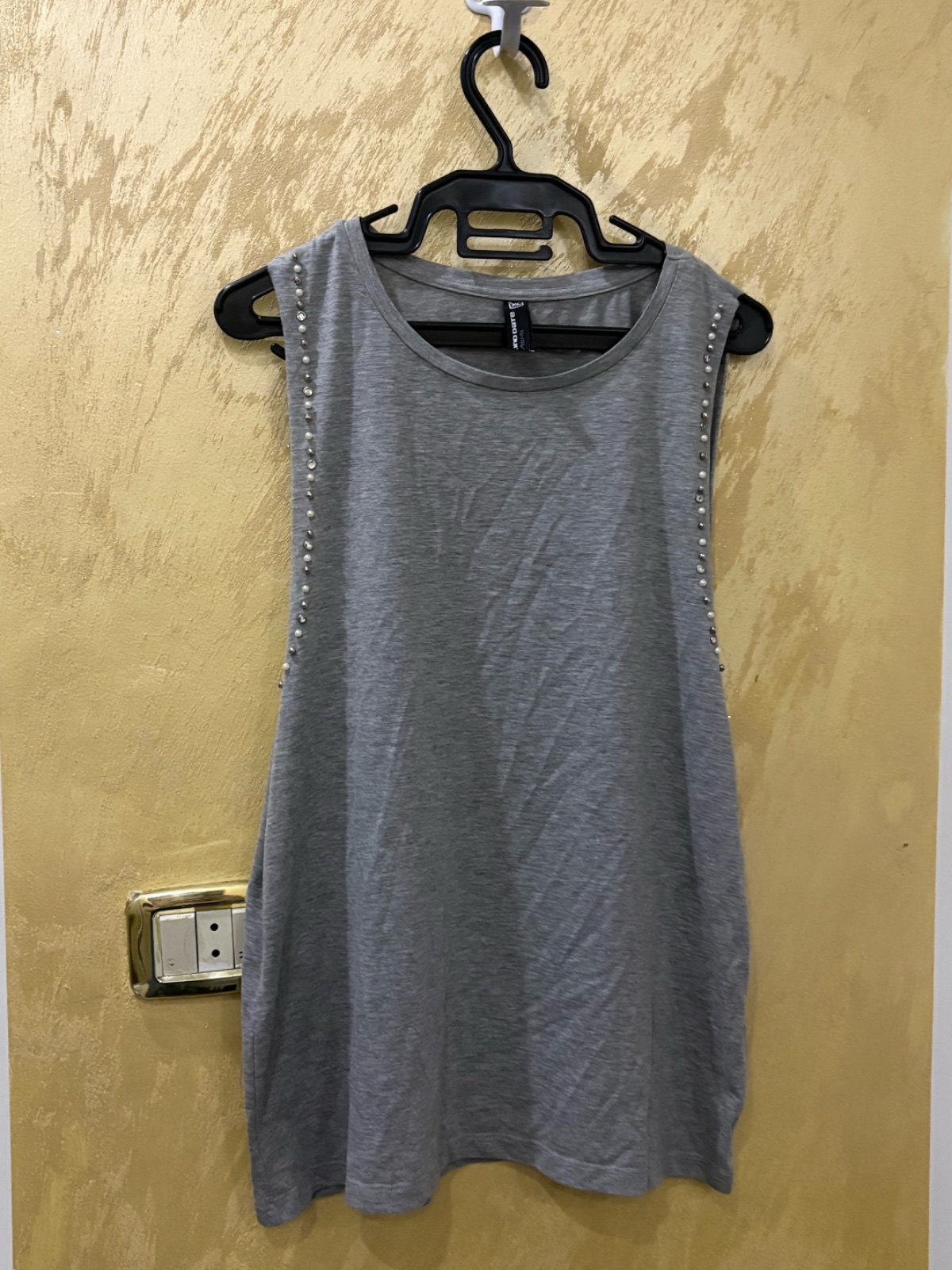 Débardeur gris de la marque de la marque Blind Date Casual orné de détails en perles et strass le long des emmanchures