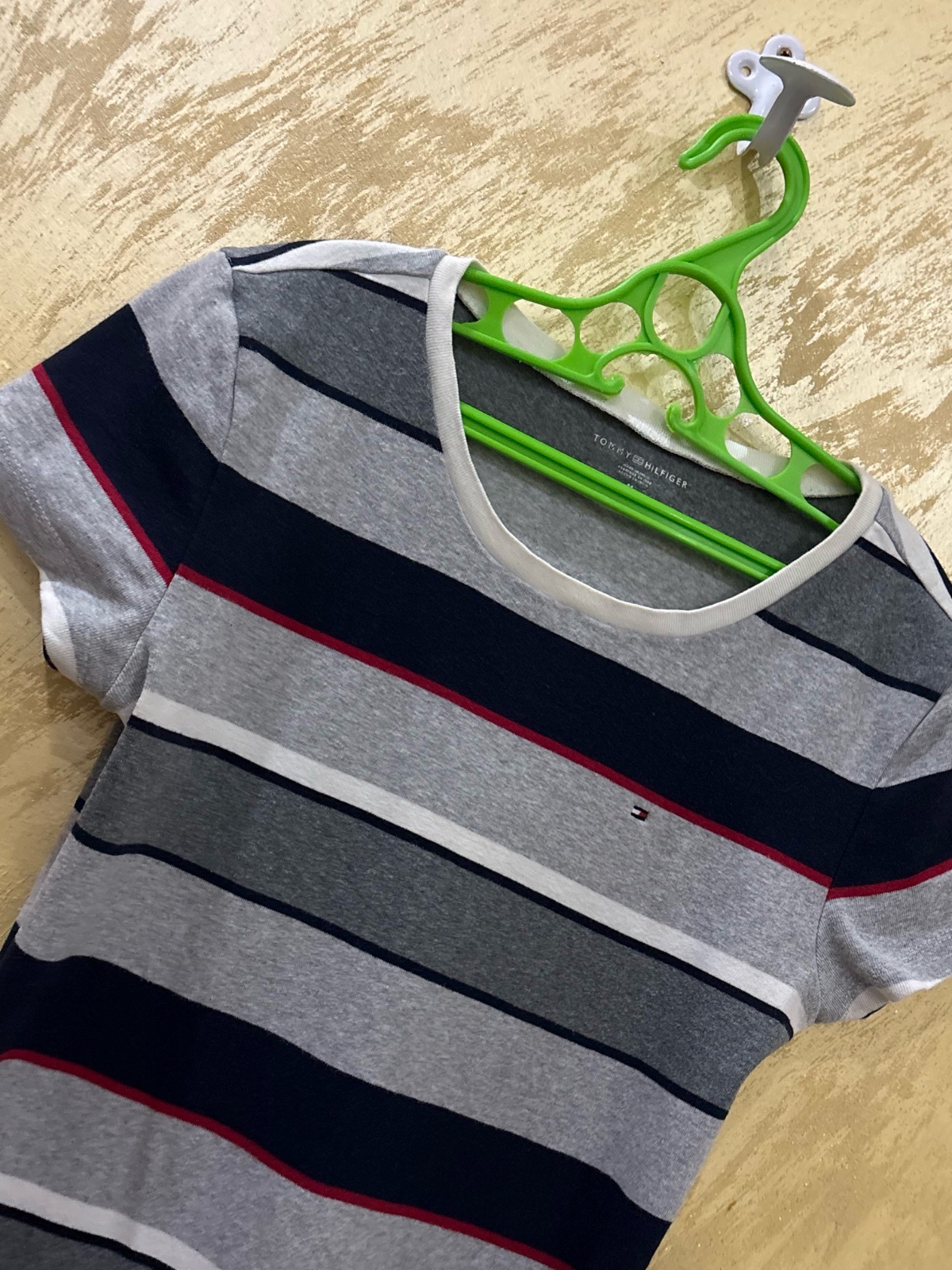 T-shirt Tommy Hilfiger gris à rayures avec un petit logo drapeau brodé sur la poitrine