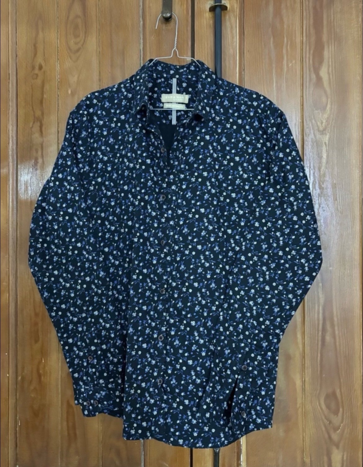 Chemise Zara à manches longues avec un imprimé floral bleu et blanc