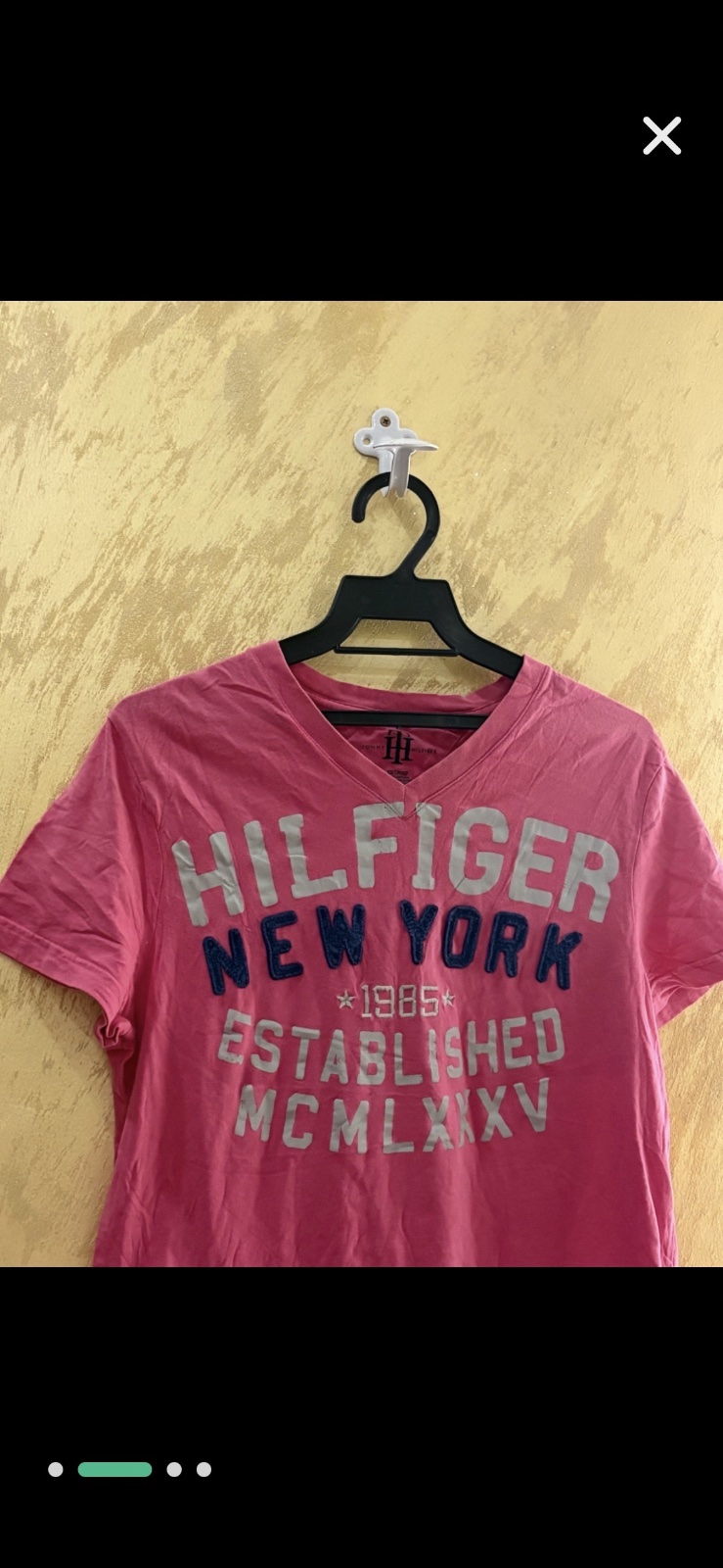 T-shirt Tommy Hilfiger Denim rose à col en V présente un grand graphique imprimé "HILFIGER NEW YORK" sur la poitrine