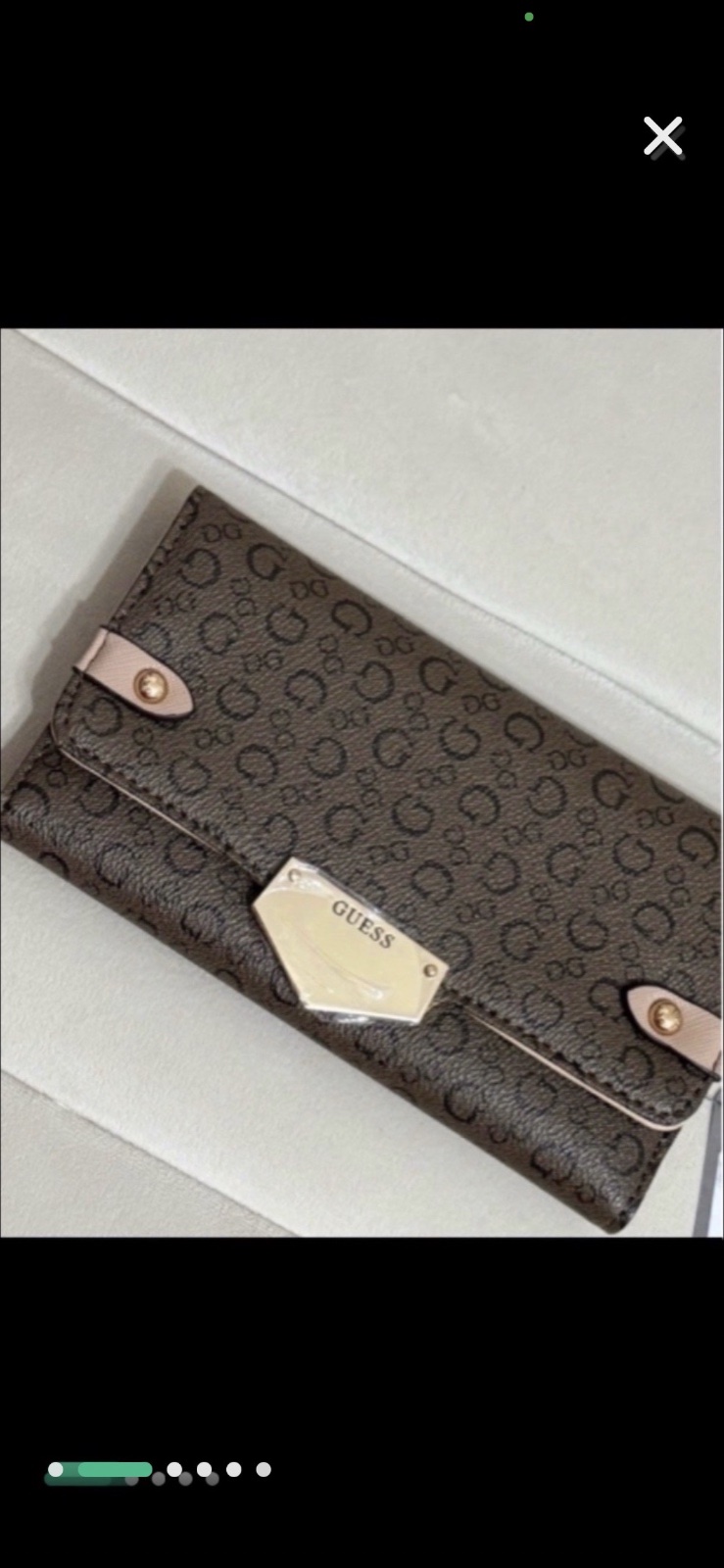 Portefeuille Guess est orné d'un motif monogramme "G" subtil et d'une plaque métallique distinctive.