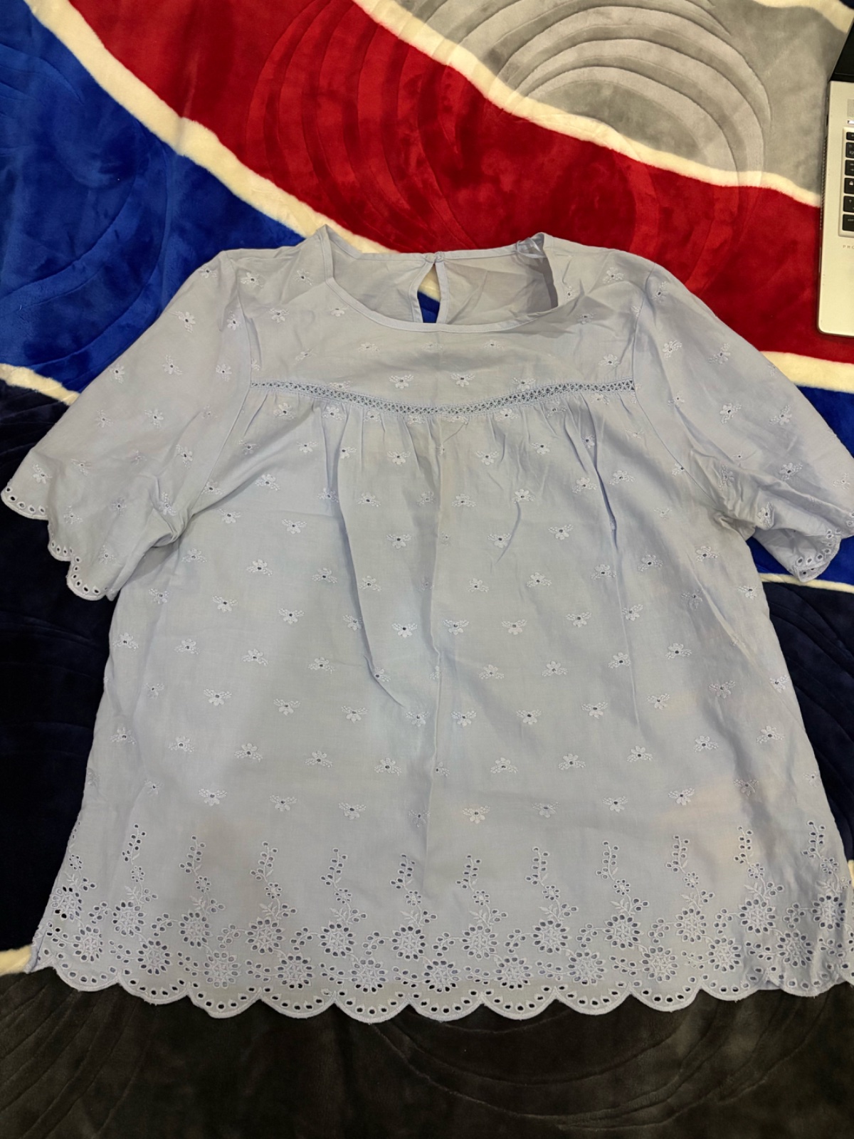 Chemise en coton bleu clair avec des manches courtes en broderie anglaise