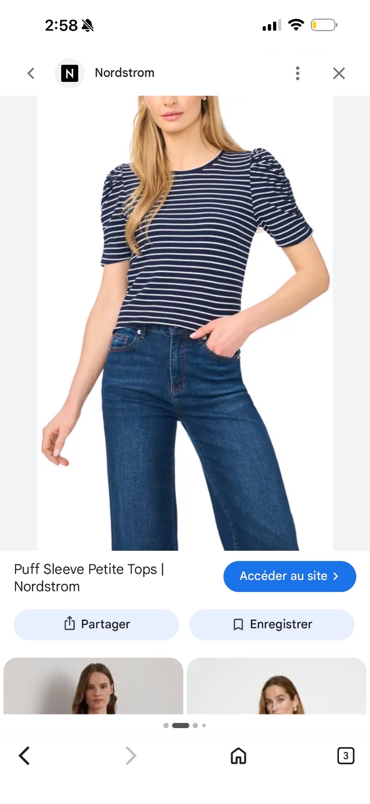 Haut rayé noir et blanc avec un col arrondi et des manches courtes bouffantes