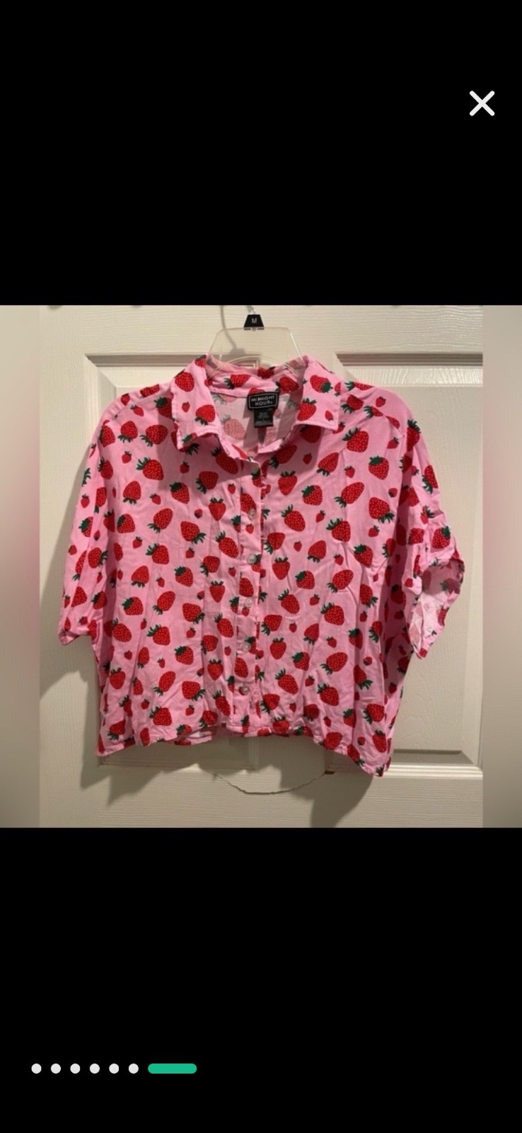 Chemise boutonné de la marque Midnight Hour avec un imprimé fraise intégral sur fond rose