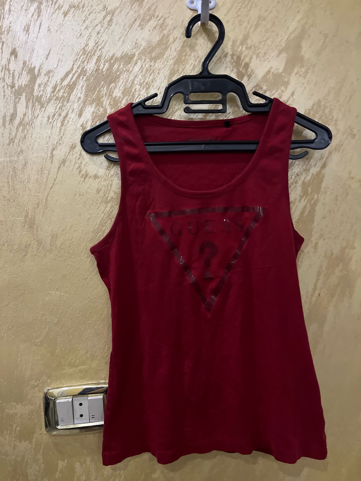 Débardeur rouge Guess arbore le logo triangulaire emblématique de la marque sur la poitrine 