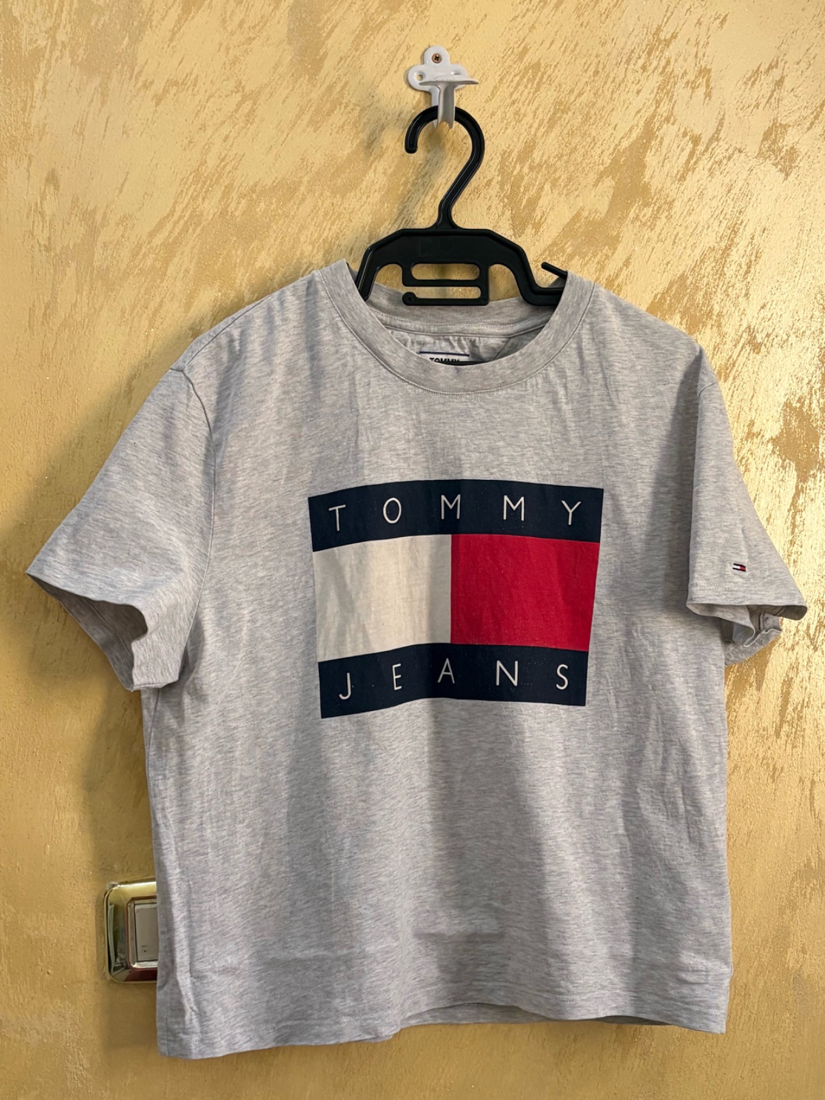 T-shirt gris Tommy Jeans orné d'un grand logo rectangulaire tricolore sur la poitrine