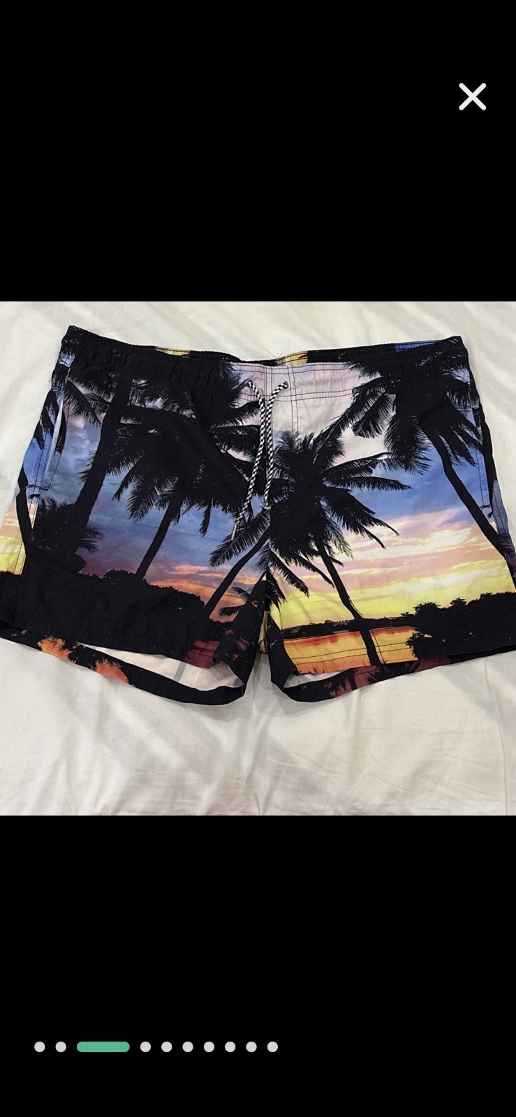 Short de bain imprimé graphique saisissant de palmiers sur fond de coucher de soleil