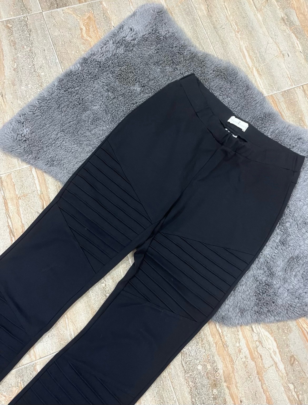 Legging neuf avec détails en accordéon (plissés) au  niveau des cuisses et des genoux