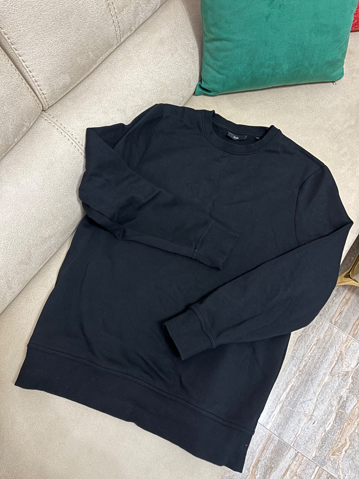 Sweat-shirt C&A  pull molletonné noir à col rond, à manches longues, avec poignets et ourlet côtelés 100% coton 