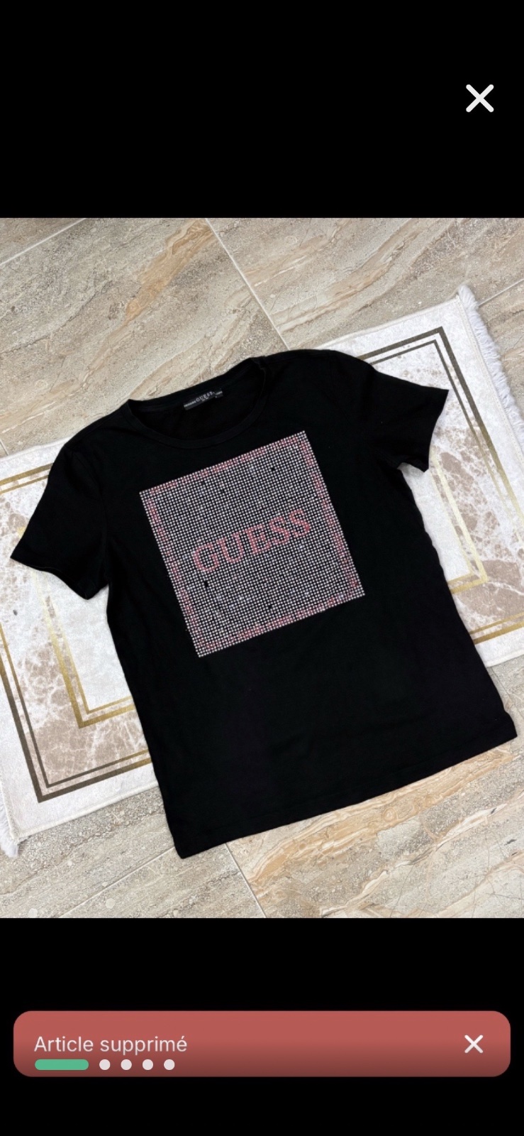T-shirt haut noir de la marque GUESS avec un logo carré orné de strass