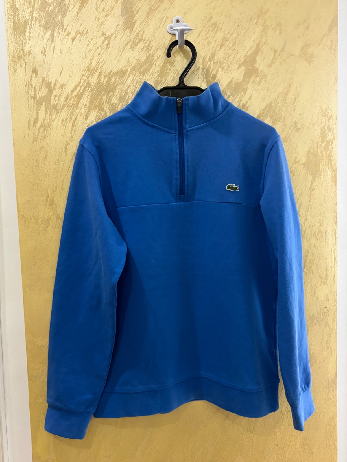 Sweatshirt Lacoste pour homme à col montant zippé modèle de type quart-zip, couleur bleu, orné du logo crocodile brodé sur la poitrine