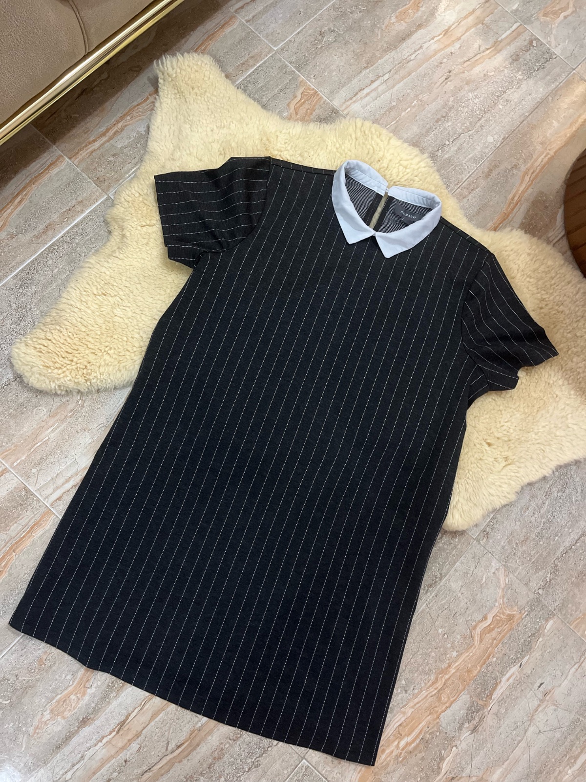 Robe Primark droite noire à rayures blanches avec un col blanc 