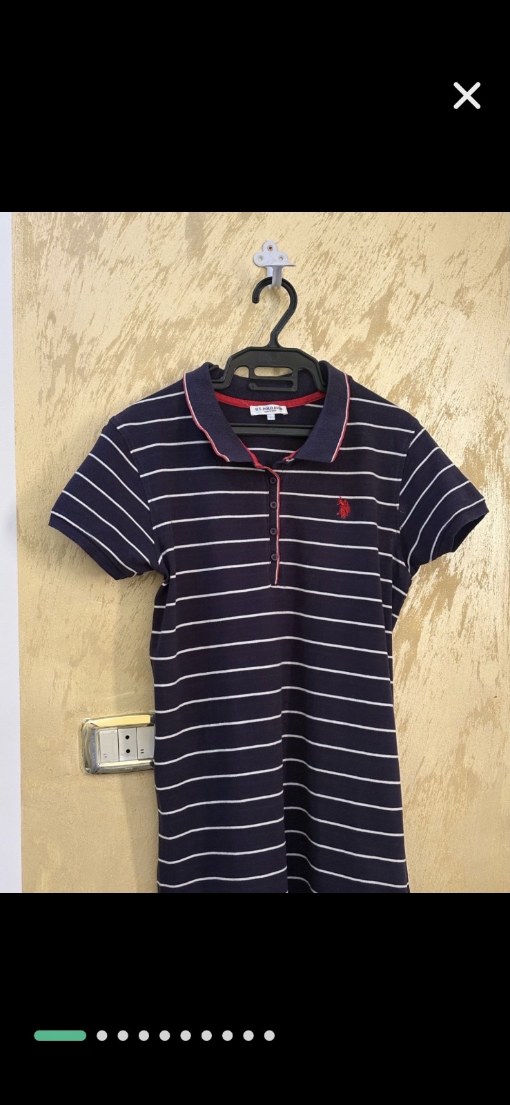 Robe polo U.S. Polo Assn. bleu marine à rayures blanches se distingue par son logo rouge brodé sur la poitrine et son col contrastant