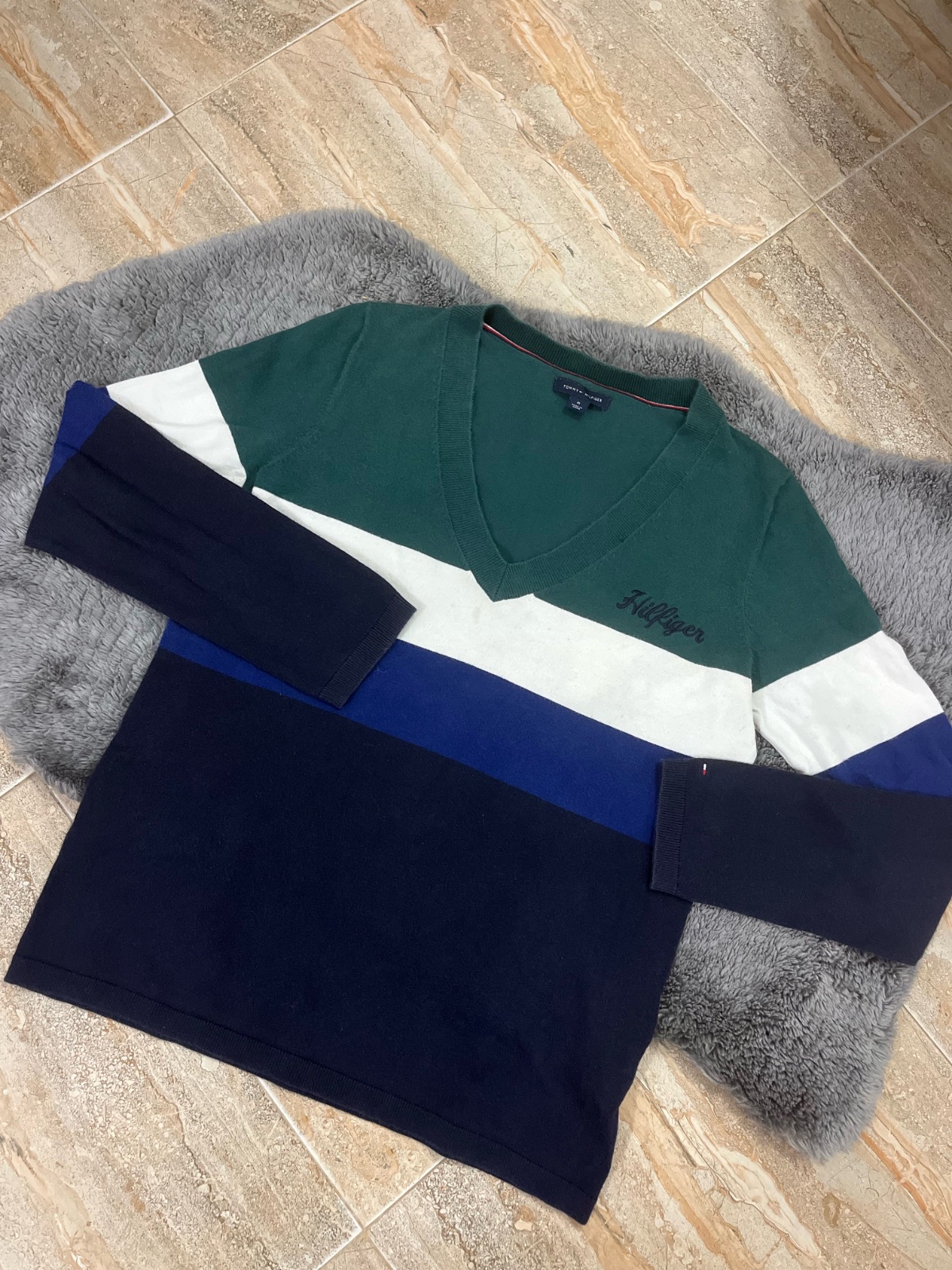 Pull à col en V Tommy Hilfiger pour femme présente un motif à rayures horizontales de couleur vert, blanc et bleu marine, avec le logo de la marque brodé sur la poitrine