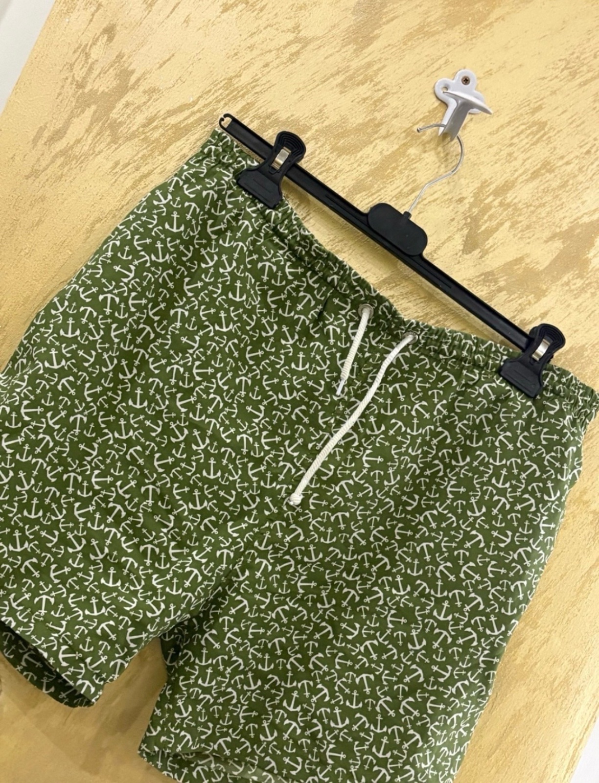Maillot de bain pour homme de couleur kaki avec un motif d'ancres blanches, dotés d'une taille élastique avec un cordon de serrage blanc