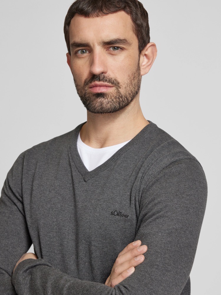 Pull s.Oliver modèle à col V,avec le logo brodé sur le côté gauche de la poitrine