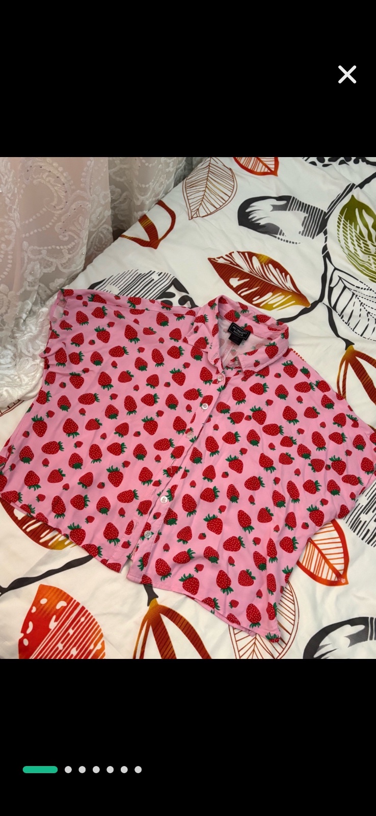 Chemise boutonné de la marque Midnight Hour avec un imprimé fraise intégral sur fond rose