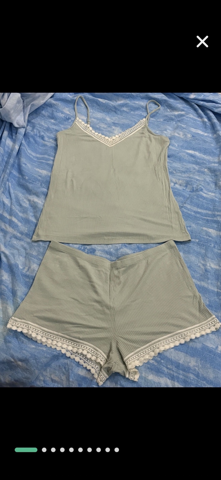 Ensemble de pyjama vert sauge de la marque Etam se distingue par son élégant col en V orné de dentelle blanche