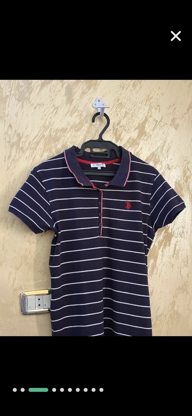 Robe polo U.S. Polo Assn. bleu marine à rayures blanches se distingue par son logo rouge brodé sur la poitrine et son col contrastant