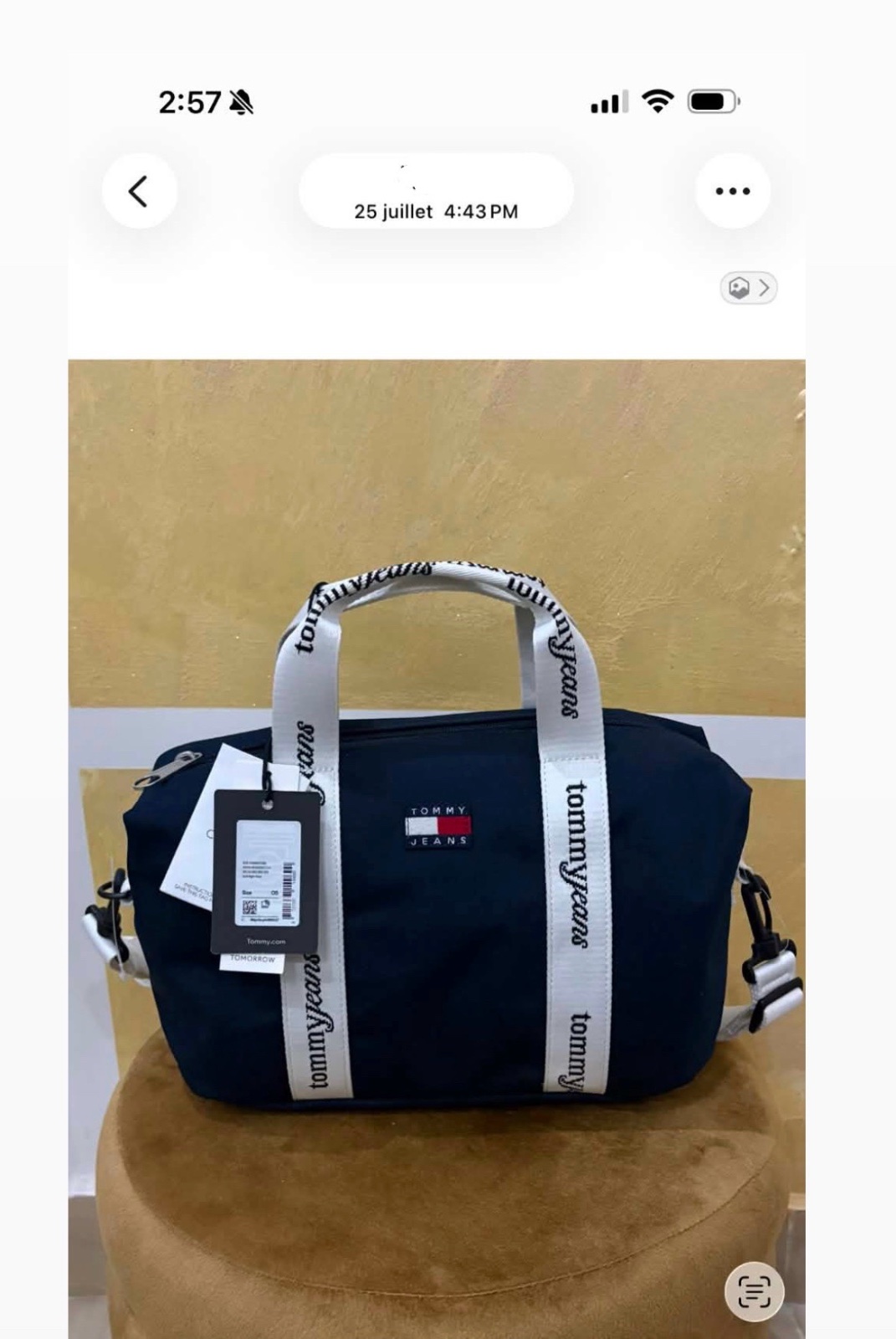 Sac fourre-tout Tommy Jeans en tissu bleu marine, caractérisé par ses poignées blanches ornées du logo répété de la marque acheté le 25 juillet 2026 
