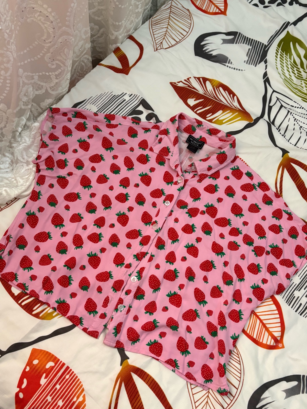 Chemise boutonné de la marque Midnight Hour avec un imprimé fraise intégral sur fond rose