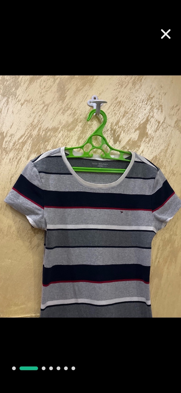 T-shirt Tommy Hilfiger gris à rayures avec un petit logo drapeau brodé sur la poitrine
