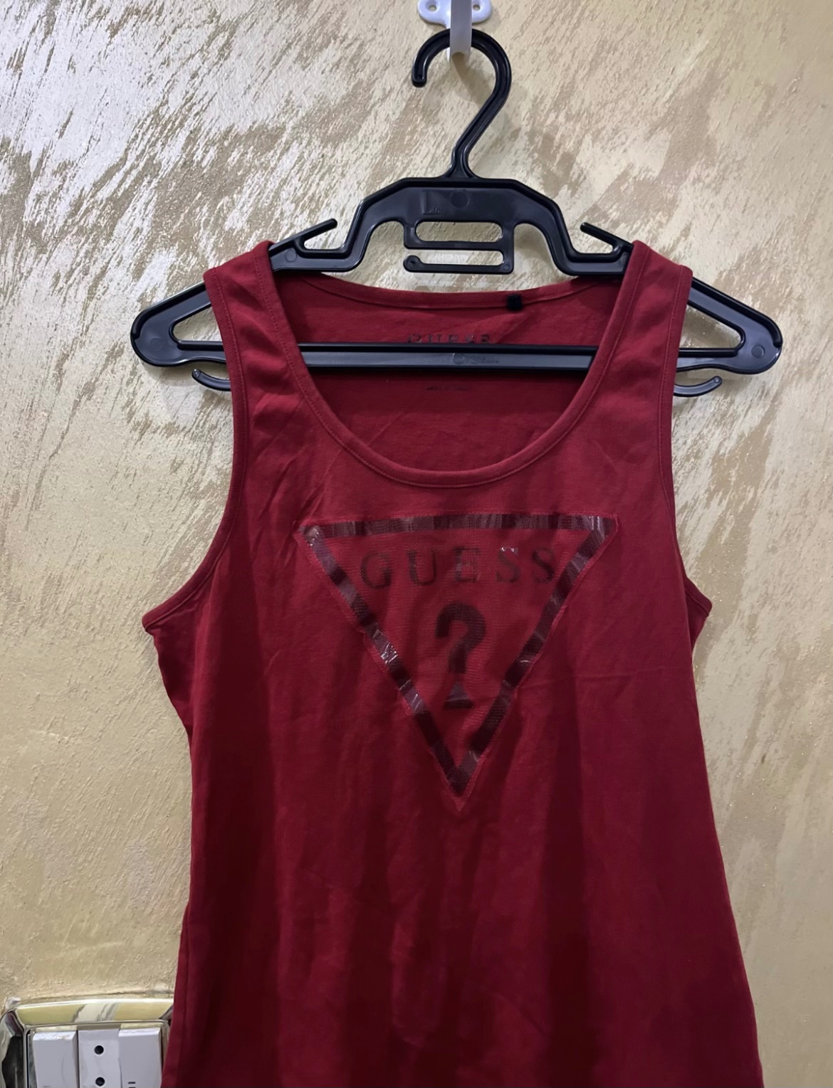 Débardeur rouge Guess arbore le logo triangulaire emblématique de la marque sur la poitrine