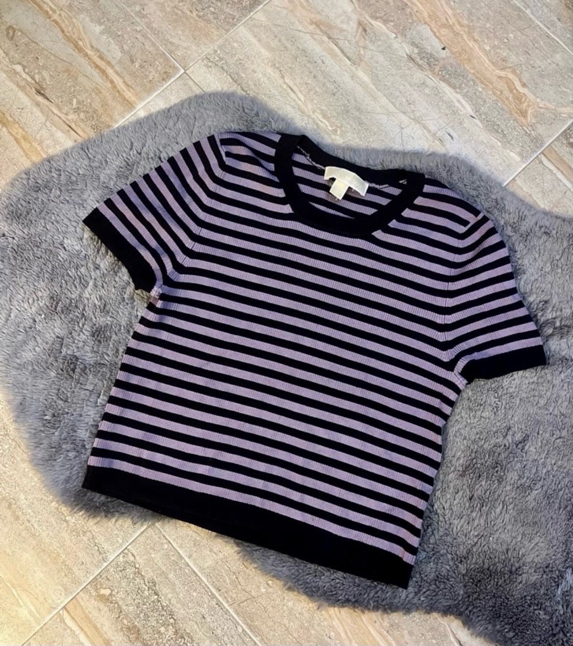 T-shirt Michael Kors rayé noir et lilas en maille côtelée