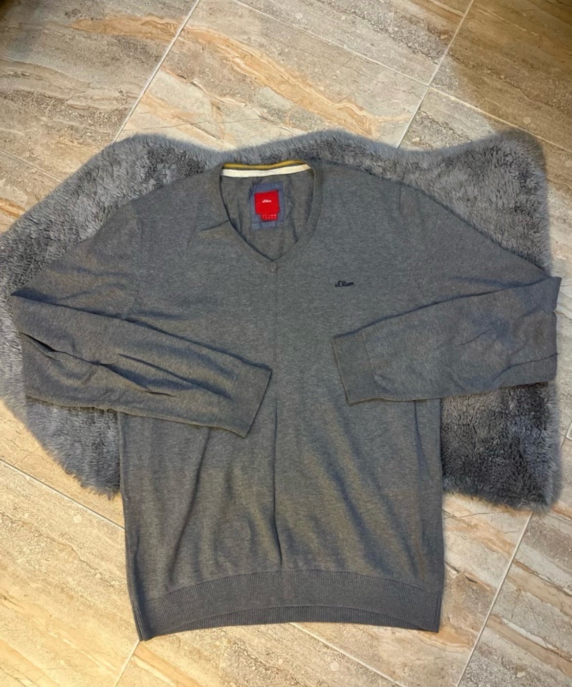 Pull s.Oliver modèle à col V,avec le logo brodé sur le côté gauche de la poitrine