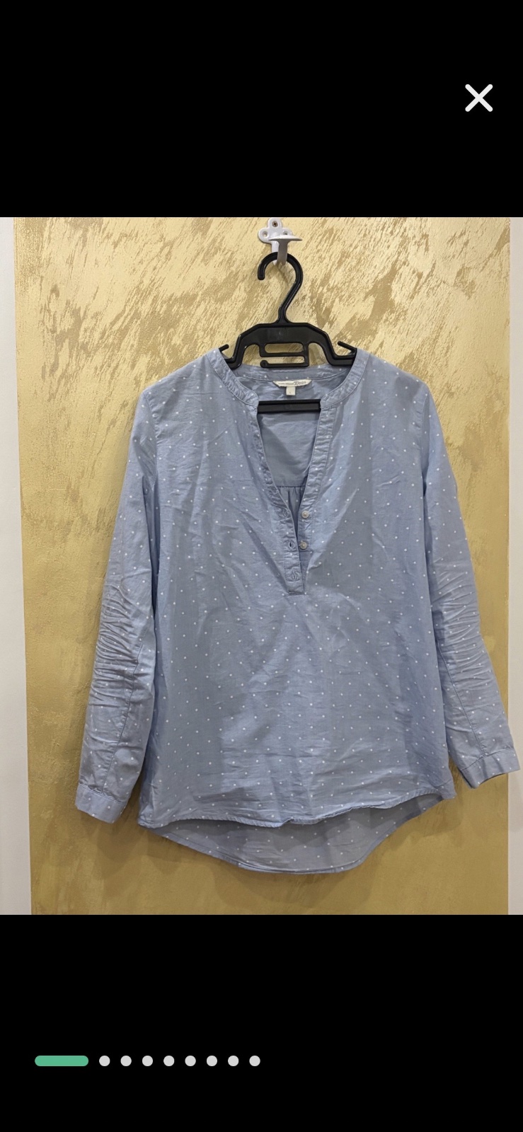 Blouse en coton de la marque Tom Tailor Denim présente un motif à pois blancs sur un fond bleu clair