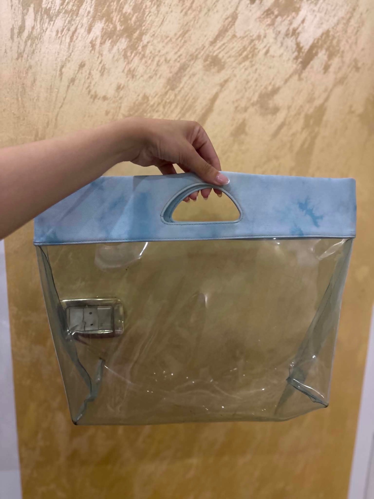 Sac de plage transparent avec une poignée en tissu tie-dye bleu