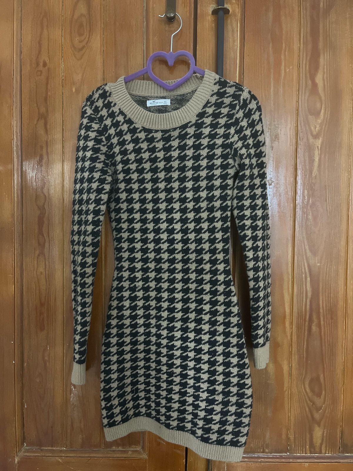 Robe pull en maille Hollister California avec un motif pied-de-poule noir et beige