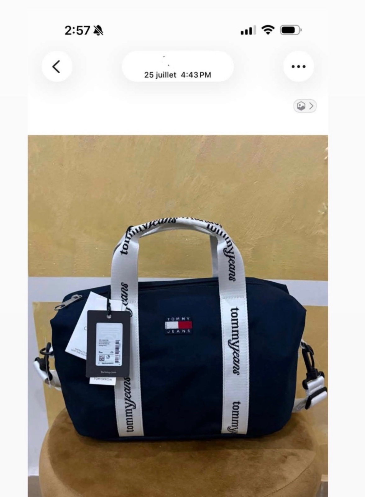 Sac fourre-tout Tommy Jeans en tissu bleu marine, caractérisé par ses poignées blanches ornées du logo répété de la marque acheté le 25 juillet 2026