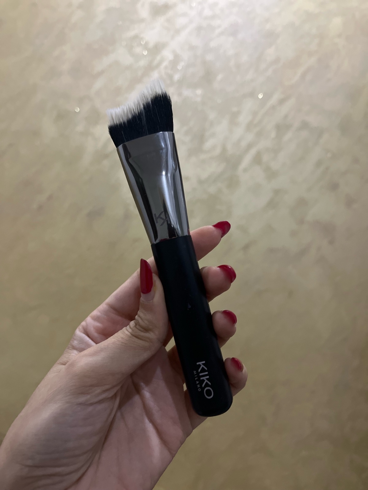  KIKO Milano Face 15 Sculpting Brush, un pinceau à sculpter conçu en fibres synthétiques douces