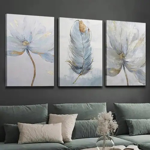 Triptyque de tableaux muraux présente des motifs floraux et de plume abstraits aux nuances de gris et de dorés.
