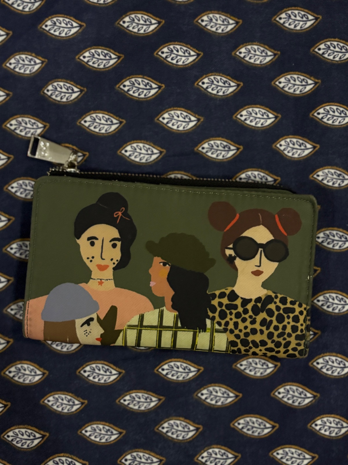 Portefeuille Parfois kaki avec un imprimé de personnages illustrés sur le devant