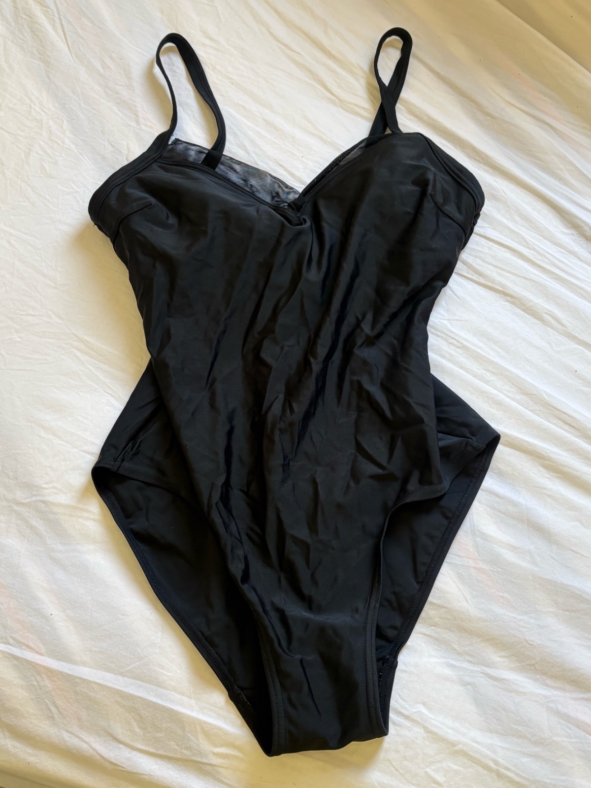 Maillot de bain une pièce noir de marque George un décolleté en V avec des inserts en maille transparente et des bretelles réglables