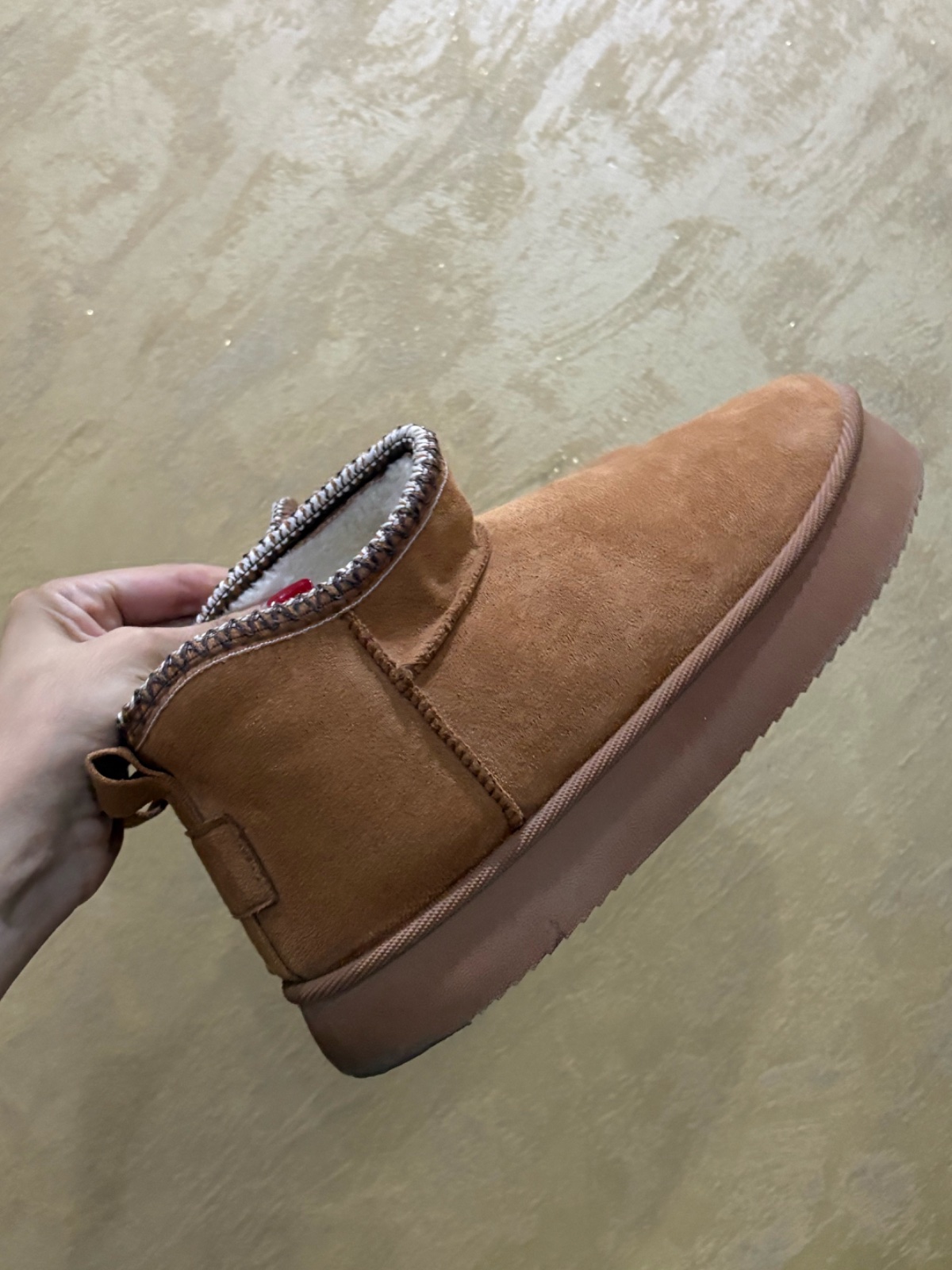 Bottines marron camel  présentent un motif tricoté distinctif sur le bord supérieur